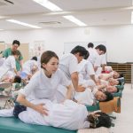 基礎医学の授業に基づいて、身体の検査方法を学びます。